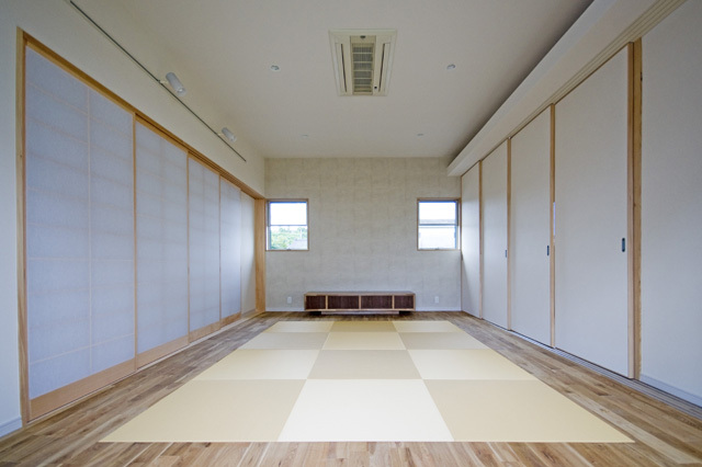 切妻のフラットハウス｜プラスディー設計室