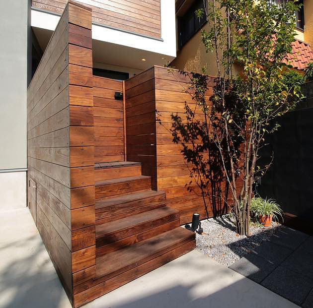 木板貼りのアプローチ・玄関ポーチを兼ねたウッドテラス1