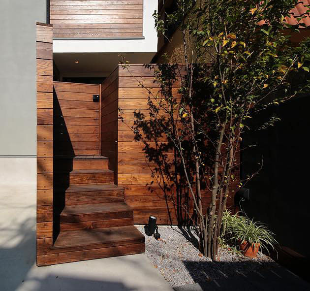 木板貼りのアプローチ・玄関ポーチを兼ねたウッドテラス2