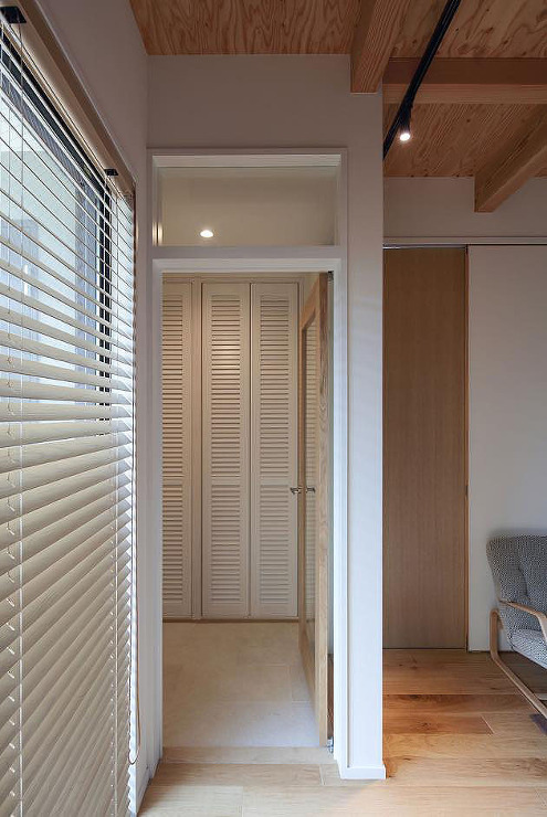 リビング前の風除湿のような玄関,ガラリ戸の玄関収納