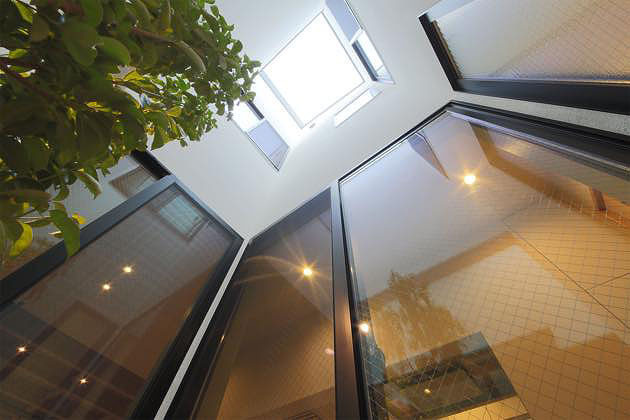 リビングとキッチンに面した明るい坪庭、ライトコート見上げ