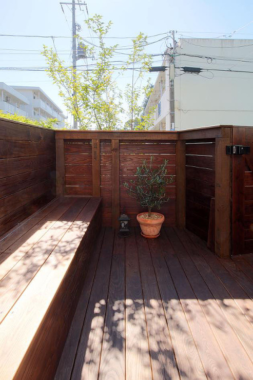 リビングから一続きのウッドテラスには作りつけのベンチが有り、サーフボードの収納スペースとなっている