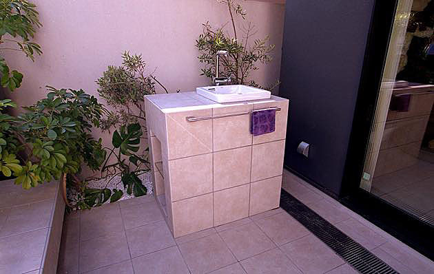 モダンデザインの住宅,タイル貼りのテラスに設けられた洗面台,多用途に使えるテラス洗面台