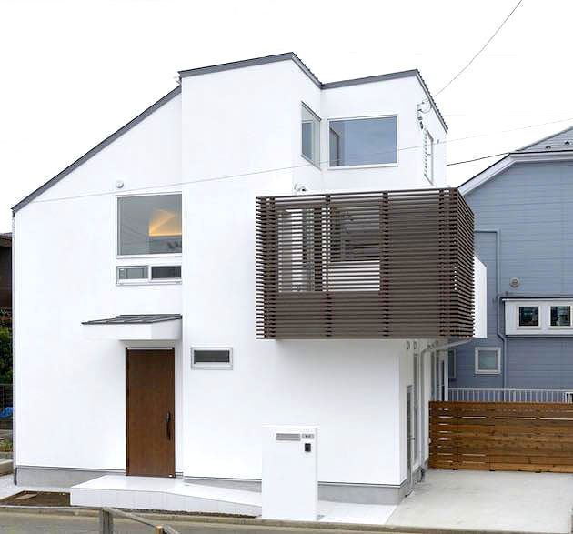菜園の緑を取り込むシンプルモダンな住宅外観,２階に四畳半のデッキテラスのある白い家2