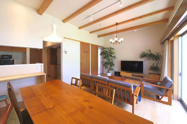 天井が高い化粧梁表しのリビング,2階のレベルを一部上げ天井高さ3ｍ確保