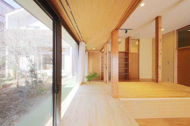 和モダンなデザインの住宅リフォーム・リノベーション,伝統的な住宅の耐震改修,窓際のベンチ収納から庭が見える