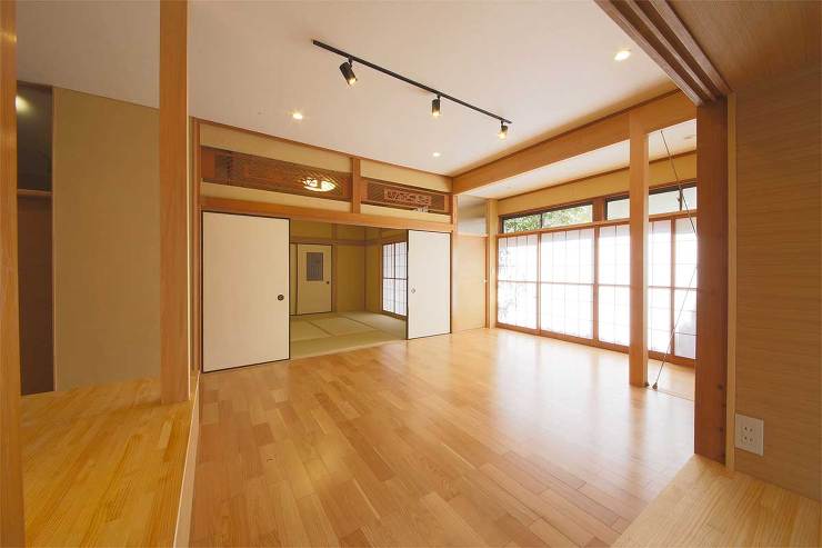 和モダンなデザインの住宅リフォーム・リノベーション,伝統的な住宅の耐震改修,障子は光の室をコントロールしながらも、木々の姿を映し込み、空間を満たします-1