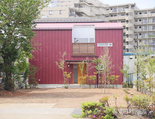 ガルバリウムと木板張りの外壁のナチュラルモダンな住宅外観,アプローチ