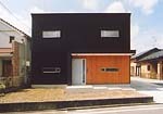 東京都八王子市,木の風合いとシャープな黒い外壁がコントラストを生む住宅