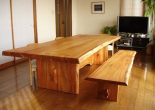 家具施工例 ご自宅の庭のケヤキで作った１枚板テーブルとベンチ　　　　