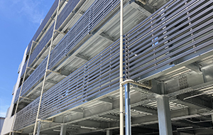 コーンズ名古屋サービスセンター?駐車場棟...