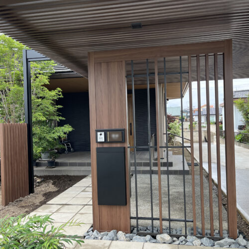 木調格子カーポートとファザード