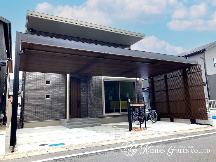 整然と並ぶ格子が美しいカーポート「Uスタイルアゼスト セレクトラインタイプ」　大津市