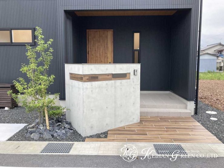 RC打ち放し風塗装仕上げの門柱がポイント　長浜市