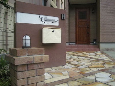 レンガの台座マリンランプがシックな門柱　守山市