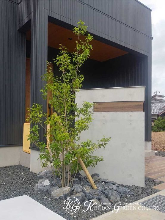 RC打ち放し風塗装仕上げの門柱がポイント　長浜市
