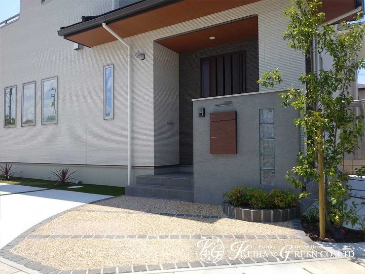 ガラスブロック門柱のおしゃれな洋風外構　草津市