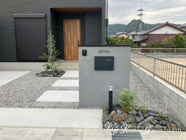 墨色の家に映える、凛としたファサード　東近江市