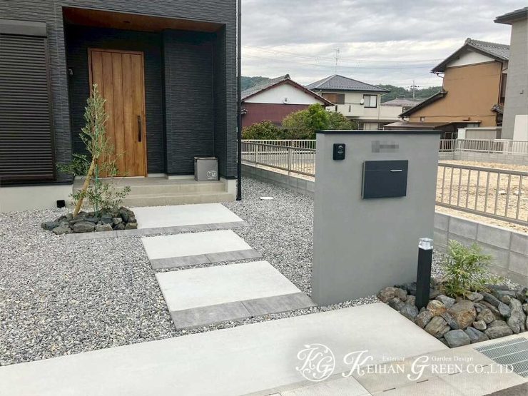 墨色の家に映える、凛としたファサード　東近江市