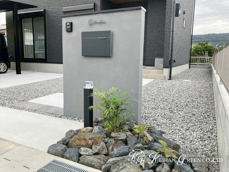 墨色の家に映える、凛としたファサード　東近江市