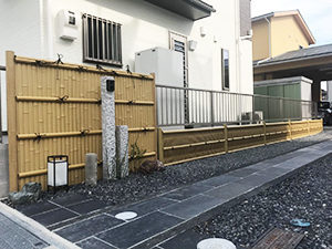 黒を基調に表情豊かな和風のアプローチ　東近江市