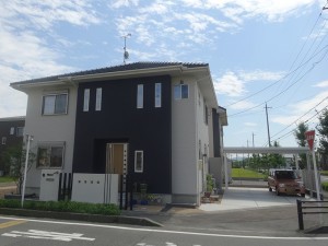 モノトーンを活かしたアプローチと雪にも強いカーポート　高島市