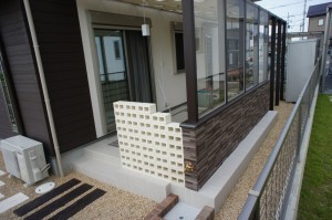 穴あきブロックからこぼれる陰影と風の抜けるテラス　草津市