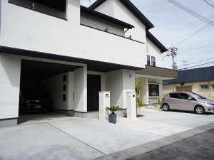 マテリアルにこだわったタイル門柱　大津市