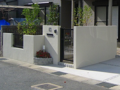 まとめて、区切って、スッキリとした外観に　大津市