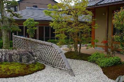 光悦寺垣を境に動と静を表現