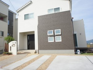 市松のポストがお住まいのデザインにピッタリ！　近江八幡市