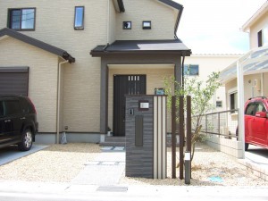 ボーダータイルと縦ラインでシックなカラーが素敵な門柱　草津市