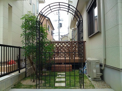 通るたび　使うたび楽しくなる庭