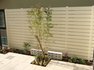 緑が引き立つ目かくしフェンス　栗東市