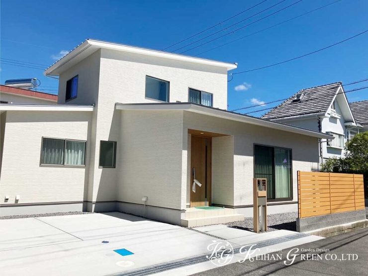 木調フェンスが映える、明るく開放的な玄関アプローチ　草津市