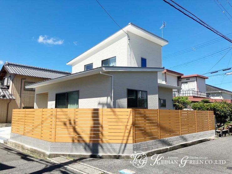 木調フェンスが映える、明るく開放的な玄関アプローチ　草津市
