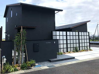 シャープなデザインのエクステリア　草津市