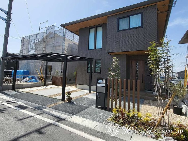 ブラック×木調の組合せでインダストリアルデザインなオープン外構　栗東市