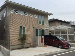総タイル貼りの駐車スペース　大津市