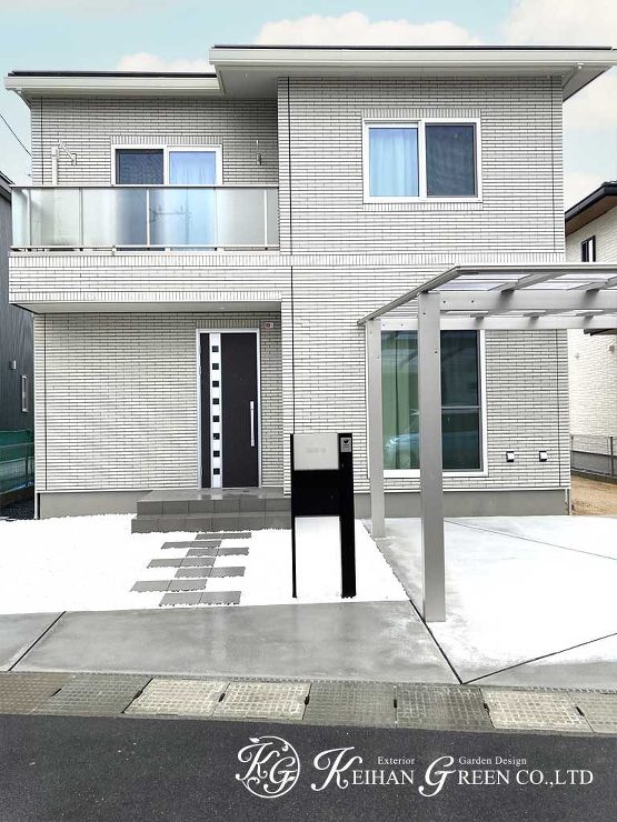 モノトーンでまとめたシンプルスタイリッシュ外構　湖南市