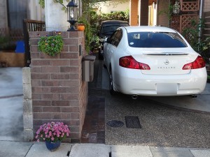 電柱をカバーするレンガ門柱　大津市