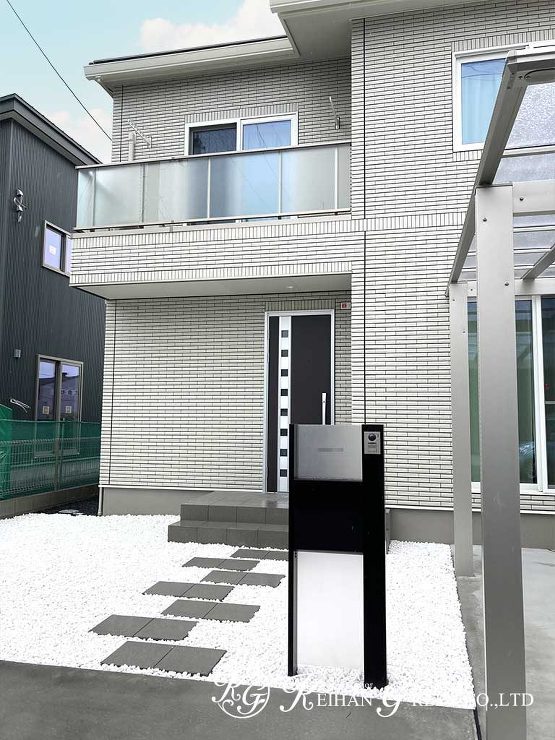モノトーンでまとめたシンプルスタイリッシュ外構　湖南市