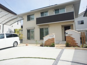 やさしく出迎えてくれる2つの門柱　湖南市