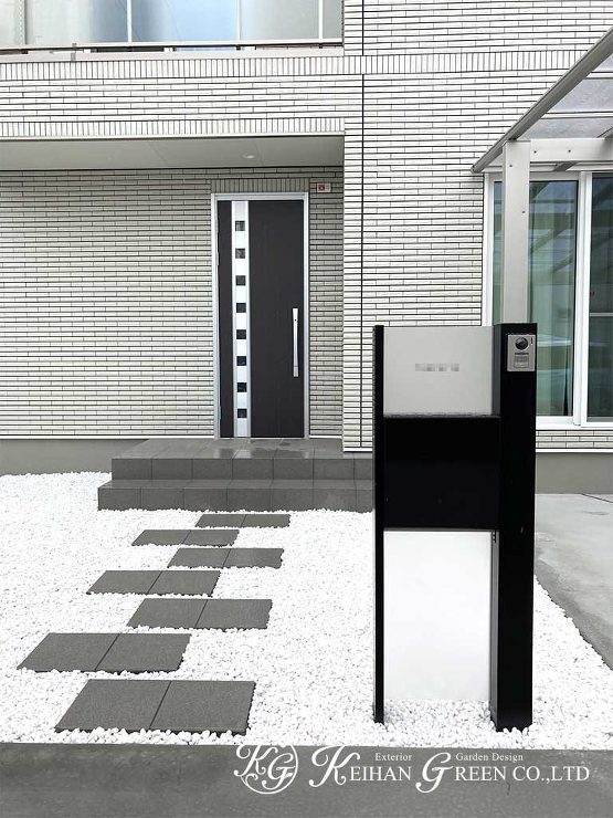 モノトーンでまとめたシンプルスタイリッシュ外構　湖南市