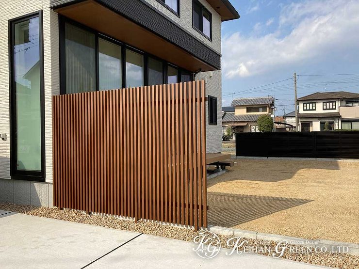 プライバシー、通気性、デザイン性を両立した目隠しフェンス　栗東市