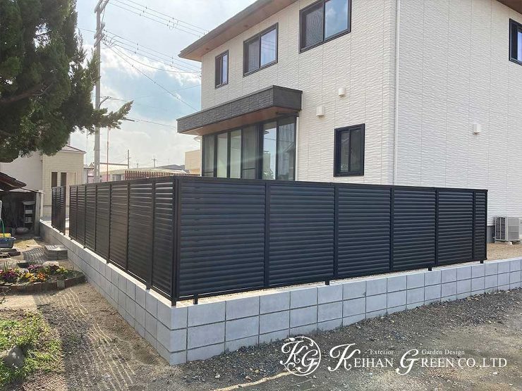 プライバシー、通気性、デザイン性を両立した目隠しフェンス　栗東市