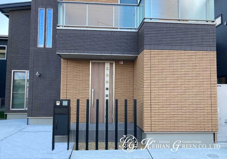 モダンな建物に合うマットブラックの機能門柱　大津市