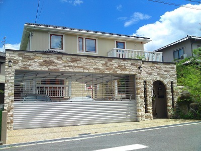 四季折々の樹木と重厚感のあるクローズ外構　生駒市