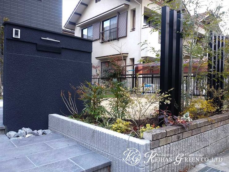 モノトーンに植栽で奥行きを持たせたモダンな新築外構　大津市