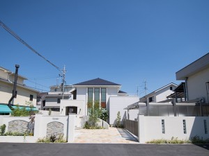優雅な佇まい。天然石を敷いた前庭　宇治市
